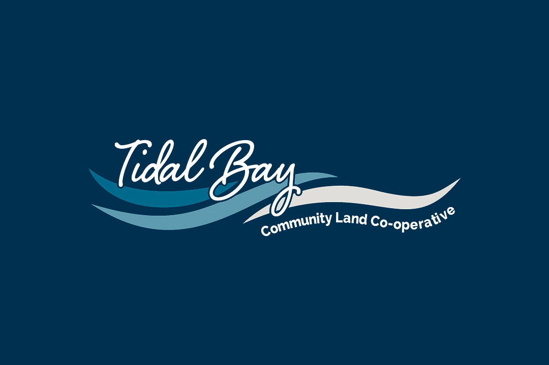 Logo pour la "Tidal Bay Community Land Co-operative" représentant des vagues stylisées et un texte cursif sur un fond bleu foncé, reflétant l'esprit de l'habitat coopératif.