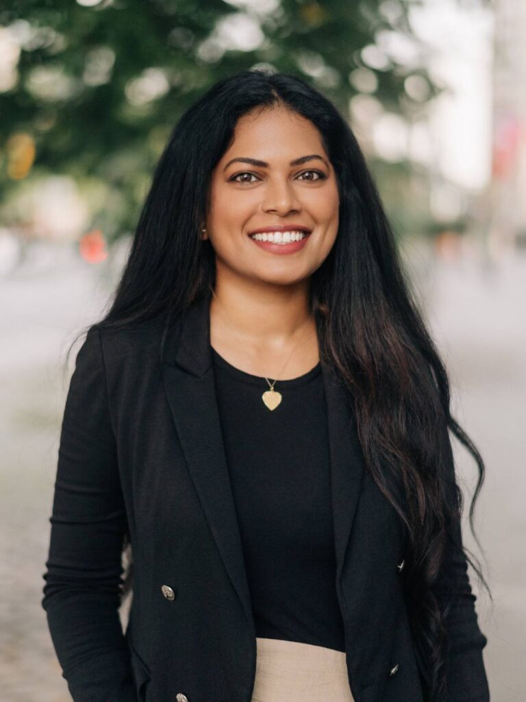 Sahara Shaik  (Vice-présidente) (elle)