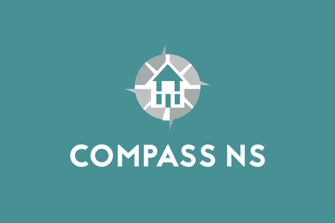 Logo avec une icône de maison blanche sur un dessin de compas et le texte "COMPASS NS" sur un fond sarcelle, représentant l'habitat coopératif et inspiré des valeurs de la FHCC.