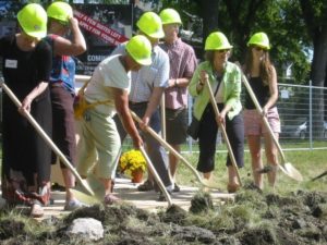#HumainsHabitationCoopérative : Sandra travaillant avec d’autres membres pour créer leur nouvelle coopérative