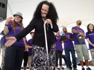 Viellir chez soi: Bâtir des communautés grâce à la musique et à la coopération