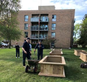 Le jardin communautaire d’une coopérative devient un lieu de rassemblement pour la communauté
