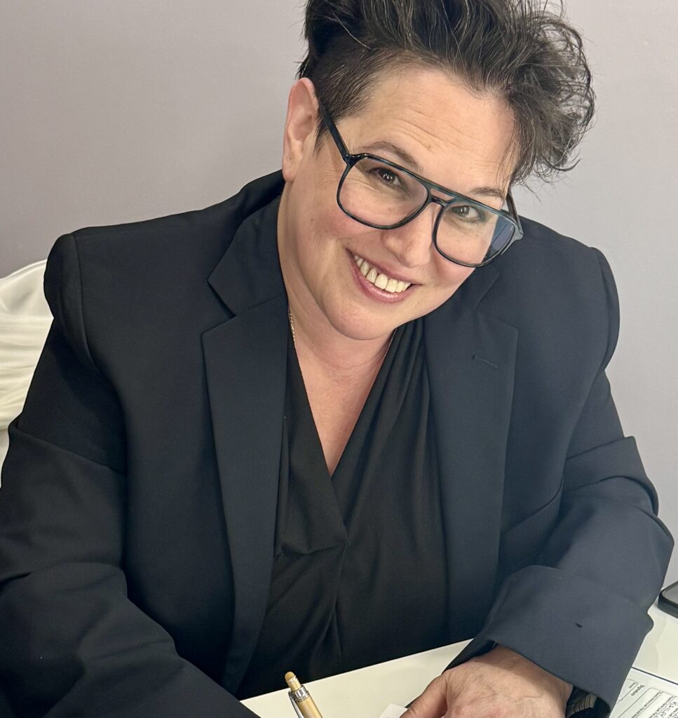 Elana Harte (elle)